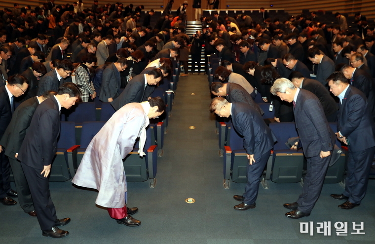 이용섭 광주광역시장이 3일 오전 시청 대회의실에서 열린 2020년 시무식에 참석해 직원들과 상호 인사를 나누고 있다./사진=광주시 제공