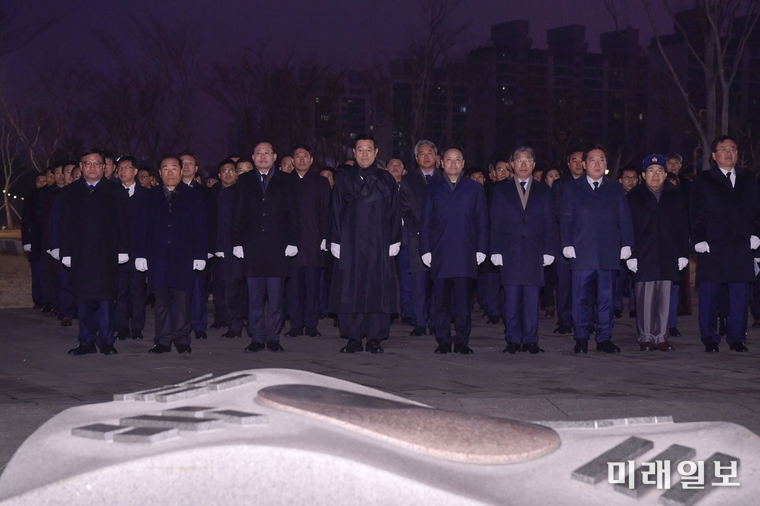 이용섭 광주광역시장이 3일 오전 김동찬 광주시의회 의장, 장휘국 광주시교육감, 구청장, 시 간부 등과 함께 북구 운정동 국립5·18민주묘지를 찾아 2020 경자년(庚子年) 신년맞이 합동 참배를 하고 있다./사진=광주시 제공