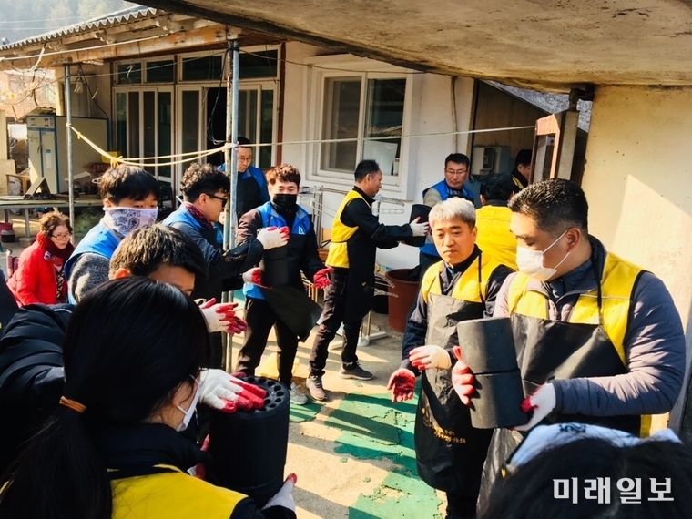 전남 보성경찰서 청렴 인권 동아리(청수목)는 지난 3일 연말연시 나눔문화를 확산하고 따뜻한 마음과 정을 전달하고자 사랑의 연탄나눔 봉사활동을 실시했다. / 사진=전남경찰청 제공