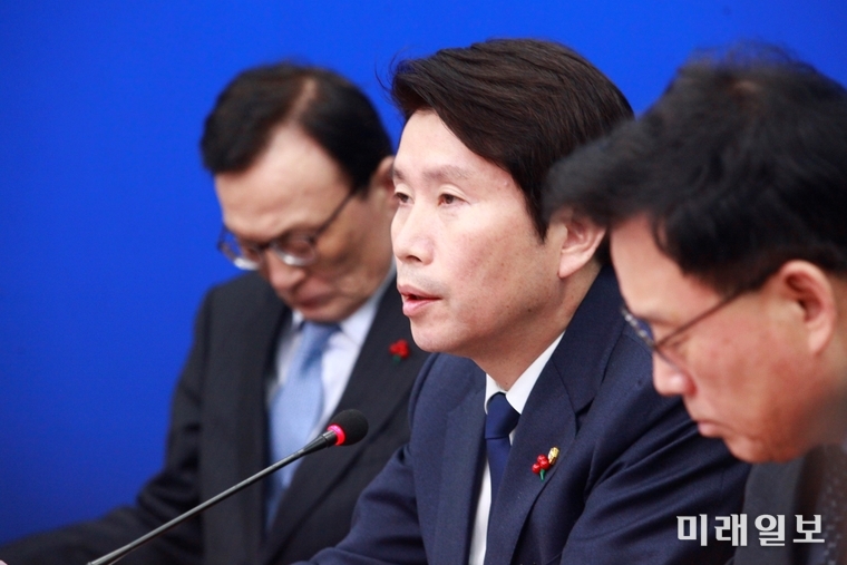 이인영 더불어민주당 원내대표가 6일 오전 서울 여의도 국회에서 열린 최고위원회의에서 발언하고 있다. 이 원내대표는 "검경수사권 조정안을을 본회의에 상정하고, 설 전에 민생입법 완료 하겠다"고 말했다./사진=장건섭 기자