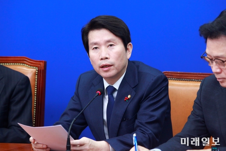 이인영 더불어민주당 원내대표가 6일 오전 서울 여의도 국회에서 열린 최고위원회의에서 발언하고 있다. 이 원내대표는 "검경수사권 조정안을을 본회의에 상정하고, 설 전에 민생입법 완료 하겠다"고 말했다./사진=장건섭 기자