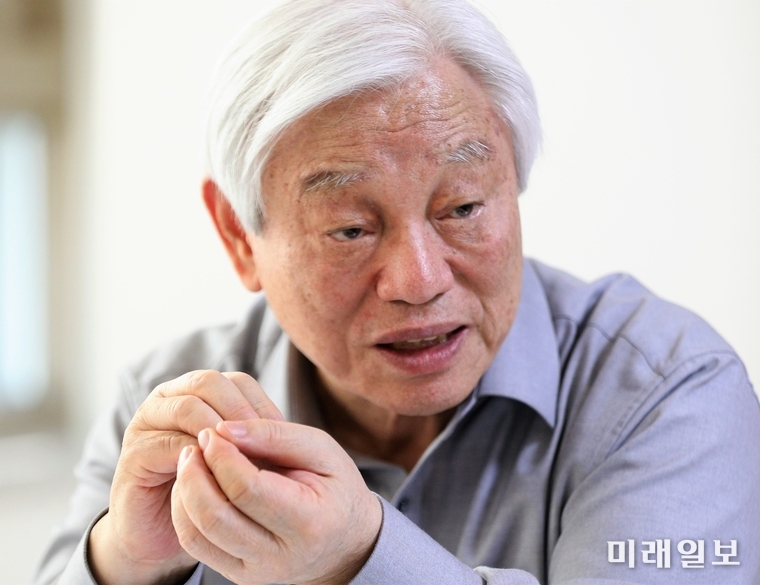 2일 강원 강릉시 교동 기쁜소식강릉교회 컨벤션홀에서 열린 기독교지도자연합(CLF; Christian Leaders Fellowship)이 주최하고 한국기독교연합(KCA; Korea Christian Association)이 주관한 '강릉 기독교지도자포럼'에서 박옥수 목사가 인터뷰에 응하고 있다./사진=인터넷언론인연대
