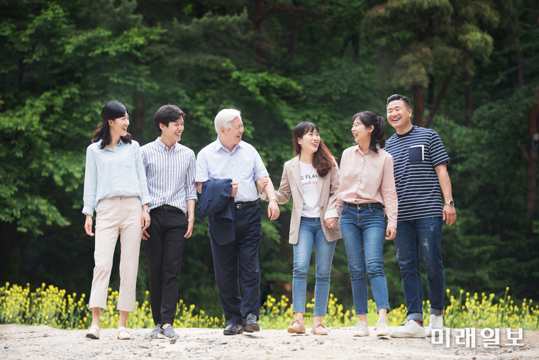 기독교지도자연합 박옥수 목사와 청년 신도들이 산책을하며 대화를 나누고 있다./사진=기독교지도자연합