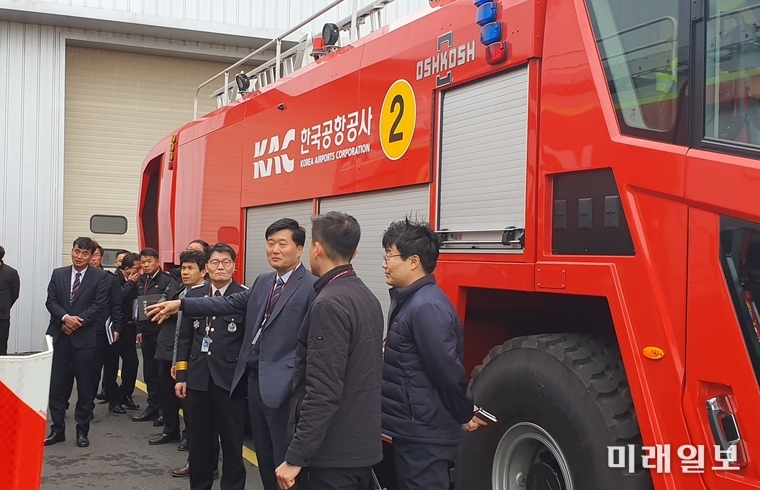 전라남도소방본부가 설 연휴에 대비해 다수 이용객이 몰릴 것으로 예상되는 무안국제공항의 소방 환경 실태를 점검했다. / 사진=전남도 제공