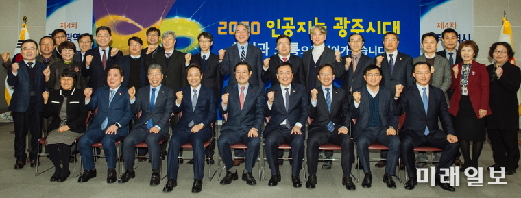 이용섭 광주광역시장이 9일 오전 시청 3층 중회의실에서 열린 제4차 광주광역시·자치구 상생회의 참석해 광주시 5개 구청장, 시·구청 실국장들과 기념 촬영을 하고 있다./사진=광주시 제공