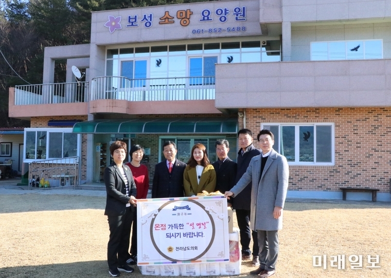 임영수 전남도의회 안전건설소방위원장이 10일 보성소망요양원을 방문 위문품을 전달하고 기념촬영하고 있다. / 사진=전남도의회 제공