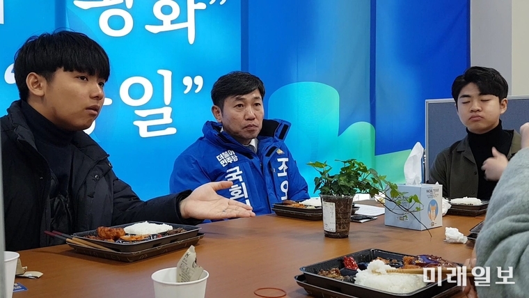 조오섭 더불어민주당 광주 북구갑 국회의원 예비후보는 12일 만18세 첫투표권을 가지게 된 청소년과의 소통의 자리로 '전·현직 아동·청소년의회 의원들과 도시락 대담'을 가졌다. / 사진=조오섭 캠프