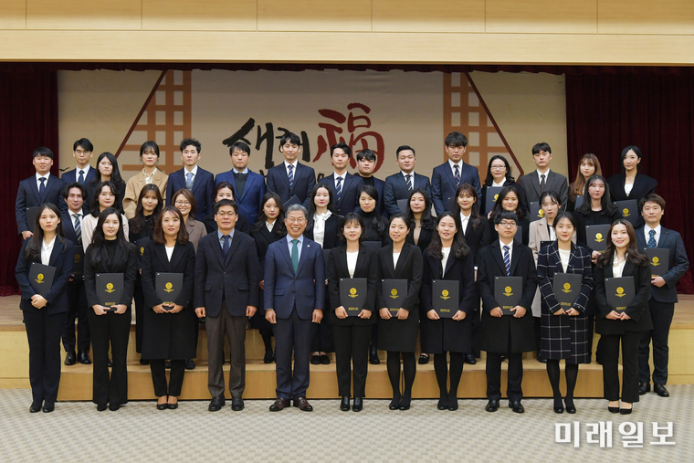 광주 서구가 10일 서구청 2층 대회의실에서 신규공직자 106명에게 임용장 및 웰컴키트를 수여했다. / 사진=서구 제공