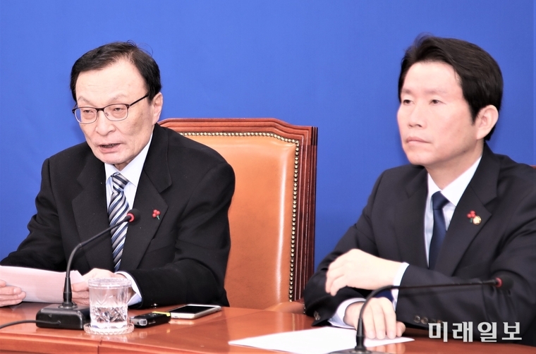 이해찬 더불어민주당 대표가 13일 국회에서 열린 최고위원회의에서 모두발언하고 있다. 오른쪽 이인영 원내대표./사진=김정현 기자