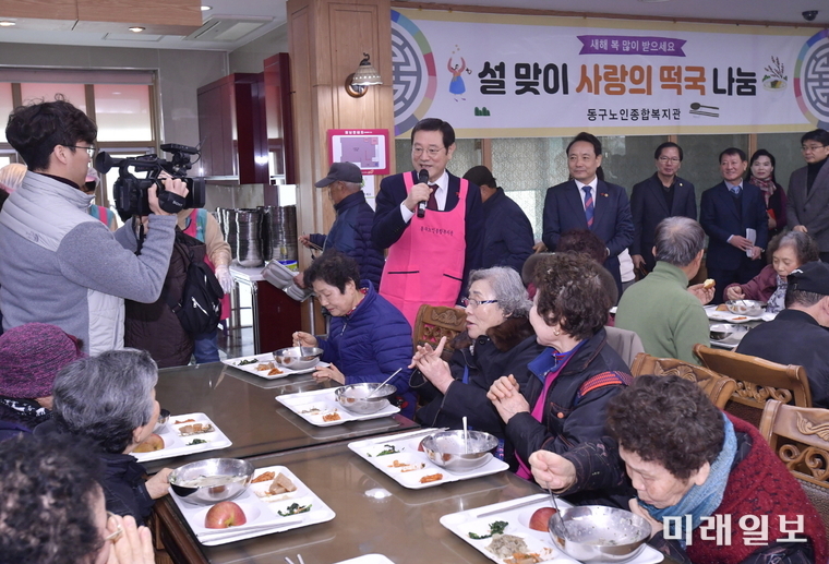 이용섭 광주광역시장이 설명절을 앞두고 15일 오전 동구노인종합복지관을 방문해 어르신들에게 새해인사를 하고 있다./사진=광주시 제공