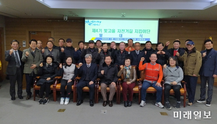 광주광역시는 15일 시청 소회의실에서 자전거길 지킴이들과 관계 공무원들이 참석한 가운데 ‘제4기 빛고을 자전거길 지킴이단 발대식’을 개최했다. / 사진=광주시 제공