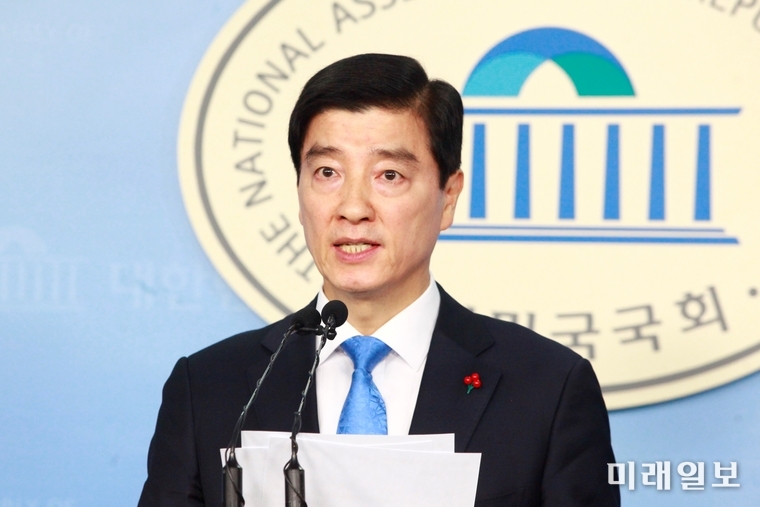 이해식 더불어민주당 대변인인 17일 오후 서울 여의도 국회 정론관에서 김성태 자유한국당 의원의 '자녀 KT부정채용 의혹' 재판 관련 브리핑을 하고 있다./사진=장건섭 기자