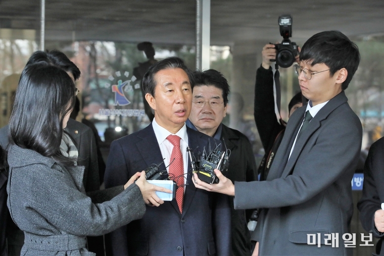 KT에 딸 채용을 청탁(뇌물수수)한 혐의로 불구속 기소된 김성태 자유한국당 의원이 17일 오전 1심 선고 공판에서 무죄를 선고받은 뒤 서울 신정동 서울남부지방법원을 나서며 기자들의 질문에 답하고 있다./사진=장건섭 기자