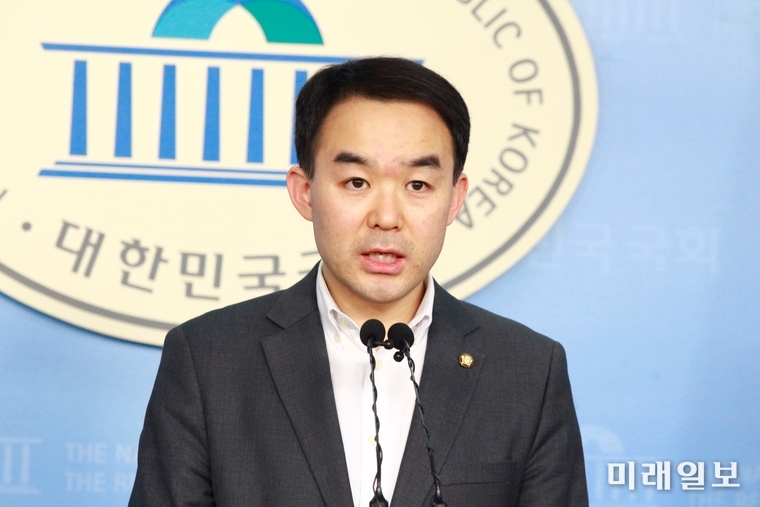 채이배 바른미래당 의원이 17일 오후 국회 정론관에서 이재용 삼성전자 부회장 뇌물사건 파기환송신 4차 공판과 관련해 기자회견을 하고 있다. /사진=김정현 기자
