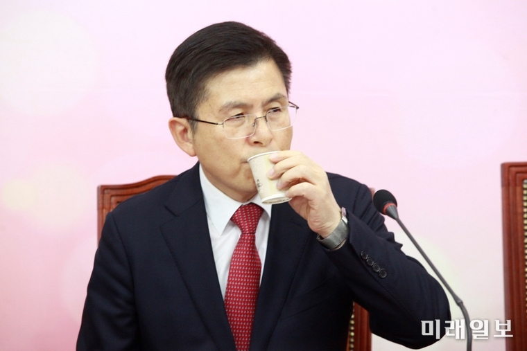 황교안 자유한국당 대표가 20일 오전 서울 여의도 국회에서 열린 당 최고위원회의에서 물을 마시고 있다./사진=장건섭 기자