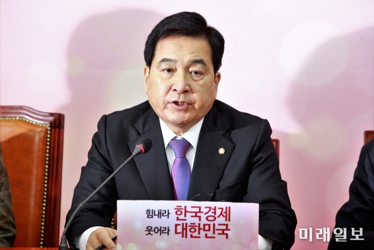 심재철 자유한국당 원내대표가 20일 서울 여의도 국회에서 열린 최고위원회의에 발언하고 있다./사진=장건섭 기자
