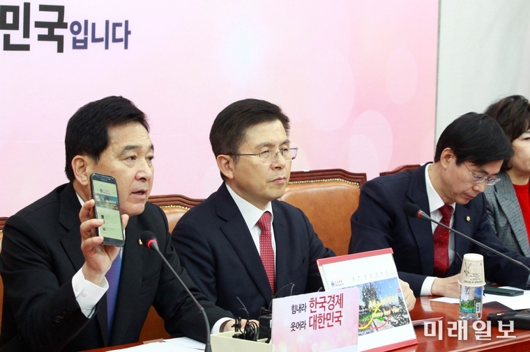 심재철 자유한국당 원내대표가 20일 오전 서울 여의도 국회에서 열린 최고위원회의에서 북한 조선관광 사이트를 열어 보이고 있다./사진=장건섭 기자
