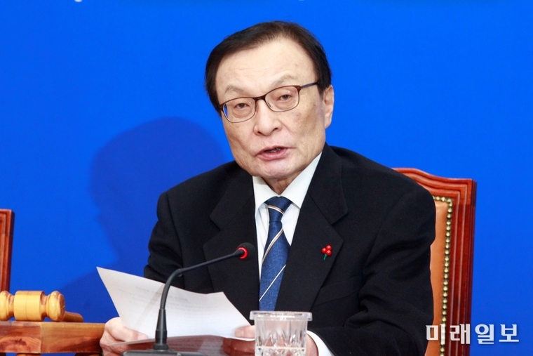 이해찬 더불어민주당 대표가 20일 서울 여의도 국회에서 열린 더불어민주당 최고위원회의에 참석해 현안관련 발언을 하고 있다./사진=장건섭 기자