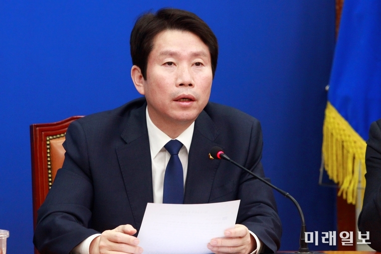 이인영 더불어민주당 원내대표가 20일 서울 여의도 국회에서 열린 더불어민주당 최고위원회의에 참석해 현안관련 발언을 하고 있다.