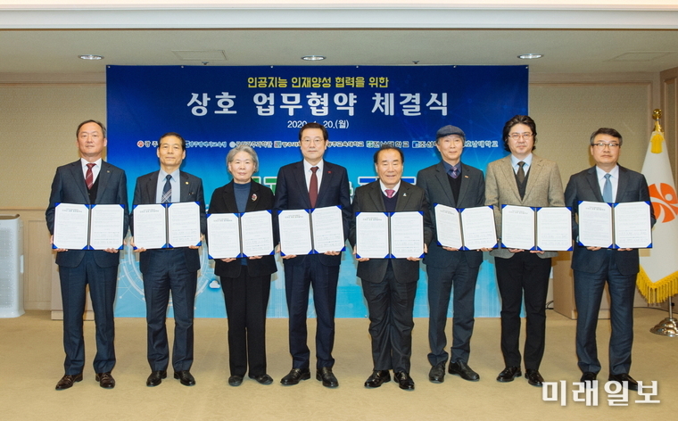 이용섭 광주광역시장이 20일 오후 시청 3층 비즈니스룸에서 열린 ‘인공지능 인재양성 협력을 위한 상호 업무협약 체결식’에 참석해 협약서 서명 후 기념촬영을 하고 있다.사진 왼쪽부터-민영돈 조선대 총장, 최도성 광주교육대 총장, 김선아 국립광주과학관 관장, 이용섭 광주광역시장, 장휘국 교육감, 송종인 광주과학기술원 부총장, 김재국 전남대 연구처장, 박상철 호남대 총장./사진=광주시 제공