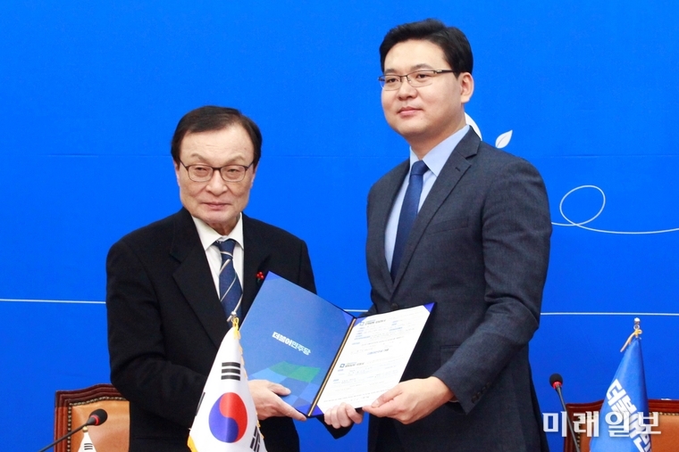 이해찬 더불어민주당 대표가 21일 오전 서울 여의도 국회에서 열린 인재영입 발표 기자회견에서 11번째 영입인사인 방위사업전문가 최기일 건국대학교 산업대학원 겸임교수와 입당원서를 들고 기념촬영을 하고 있다./사진=장건섭 기자