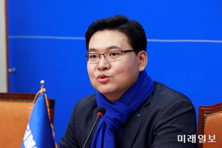 21일 오전 서울 여의도 국회 더불어민주당 당대표 회의실에서 11번째 영입인사인 방위사업전문가 최기일 건국대학교 산업대학원 겸임교수가 기자회견 중 발언하고 있다./사진=장건섭 기자
