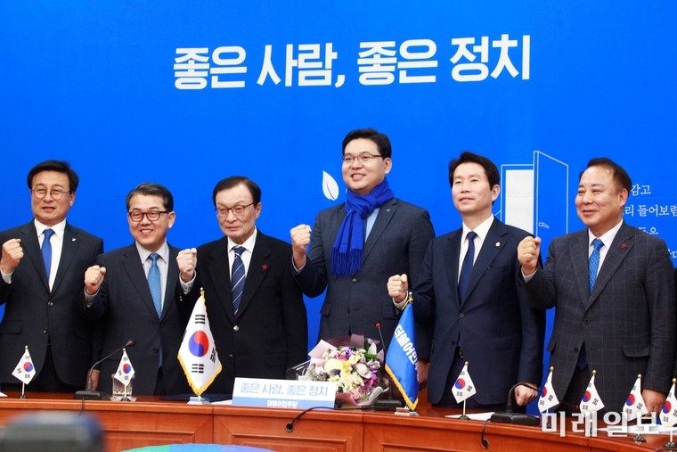 더불어민주당 11번째 영입인사인 방위사업전문가 최기일 건국대학교 산업대학원 겸임교수(왼쪽에서 네 번째)가 21일 오전 서울 여의도 국회 당대표 회의실에서 이해찬 대표 등 의원들과 기념촬영을 하고 있다./사진=장건섭 기자