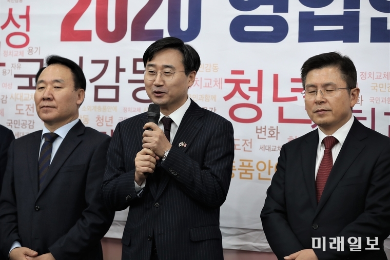 자유한국당 영입인사 5호 신범철 아산정책연구원 안보통일센터장(가운데)이 21일 국회에서 열린 2020 영입인사 환영식에서 발언하고 있다./사진=김정현 기자