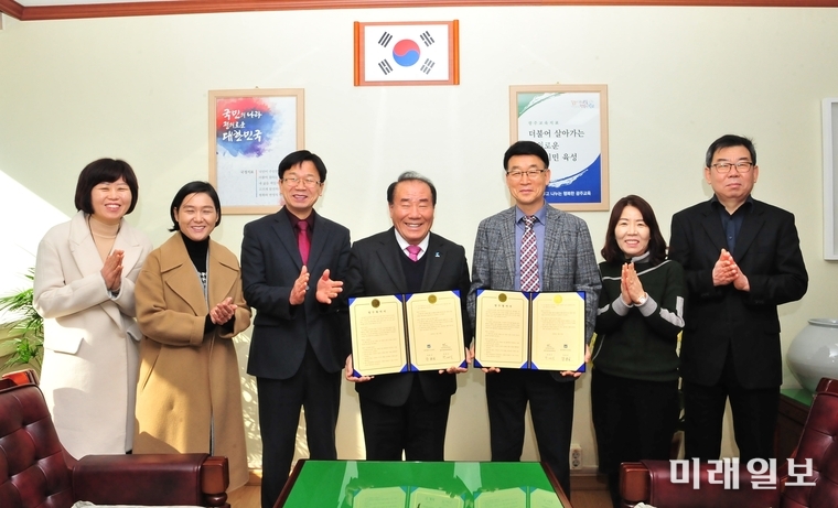 장휘국 광주시교육감이 21일 오전 11시 광주시교육청에서 박대식 광주시청자미디어센터장과 광주교육 홍보 기자단 활성화를 위한 업무협약을 체결했다. / 사진=광주교육청 제공