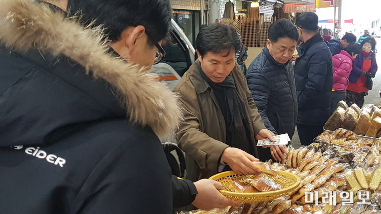 광주광역시 소방안전본부는 지난 20일부터 설 명절을 앞두고 전통시장 장보기 행사를 실시하고 있다. / 사진=광주시 제공
