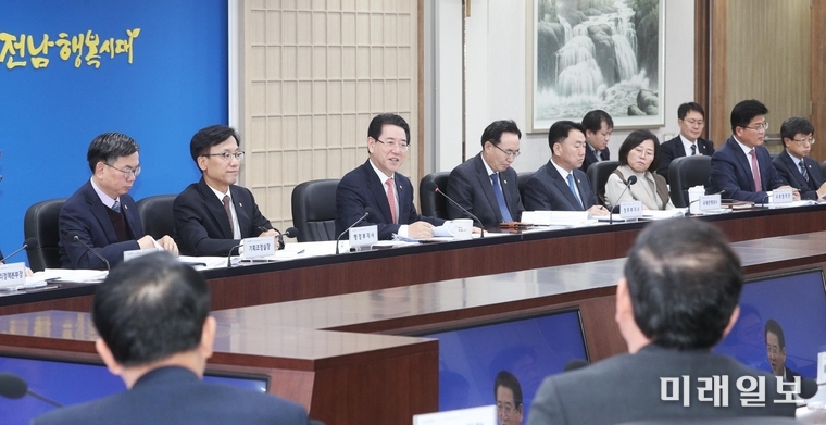 김영록 전남지사가 실국장회의를 주재하고 있다. / 사진=전남도 제공