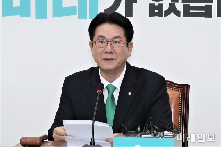 이동섭 바른미래당 원내대표권한대행이 28일 오전 국회에서 열린 원내대책회의에서 손학규 대표의 퇴진을 촉구하고 있다./사진=김정현 기자