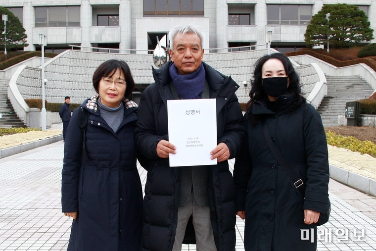 경남지역 시민단체인 양산희망연대 김진숙 상임대표(왼쪽)와 희망연대 의령지회 김창호 공동대표(가운데), 주소은 사무국장이 28일 오후 서울 서초구 대법원 앞에서 김일권 경남 양산시장과 이선두 의령군수의 공직선거법 위반 상고심 판결을 촉구하는 기자회견을 마치고 나서 성명서를 대법원에 제출하기 앞서 기념촬영을 하고 있다./사진=장건섭 기자