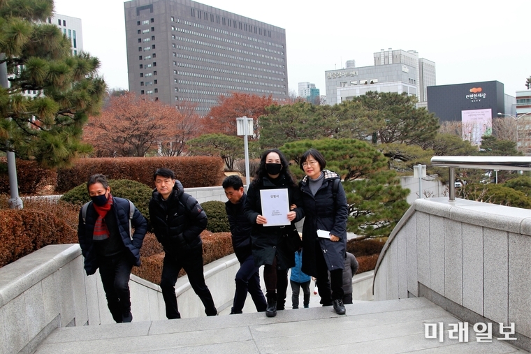 경남지역 시민단체인 양산희망연대 김진숙 상임대표(오른쪽)와 희망연대 의령지회 주소은 사무국장이 28일 오후 서울 서초구 대법원 앞에서 김일권 경남 양산시장과 이선두 의령군수의 공직선거법 위반 상고심 판결을 촉구하는 기자회견을 마치고 성명서를 제출하기 위해 대법원에 들어서고 있다./사진=장건섭 기자