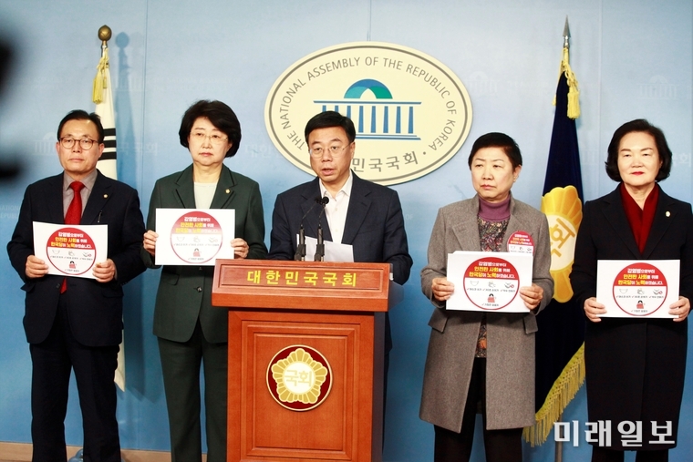 신상진(가운데) 의원 등 자유한국당 신종 코로나바이러스 대책 TF 위원들이 31일 오후 서울 여의도 국회 정론관에서 정부의 조속한 확진환자 이동경로 정보공개 촉구 및 범국민 캠페인 실시 계획 기자회견을 하고 있다./사진=장건섭 기자