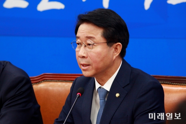 조정식 더불어민주당 정책위의장이 4일 오전 서울 여의도 국회에서 열린 더불어민주당 원내대책회의-상임위간사단 연석회의에 참석해 현안관련 발언을 하고 있다./사진=장건섭 기자