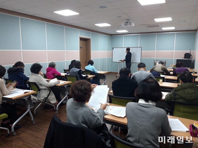 광주 서구가 누구나 재능기부를 통해 평생학습 강사로 활동할 수 있는‘너도나도 학교’를 운영한다. / 사진=서구 제공