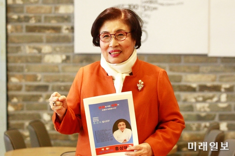 홍성덕 (사)한국국악협회 이사장이 5일 오후 서울 양천구 예총 대한예술인센터 1층 모카페에서 기자회견을 열고 오는 13일 치러지는 (사)한국예술문화단체총연합회 회장 출마를 선언하며 화이팅을 외치고 있다./사진=장건섭 기자