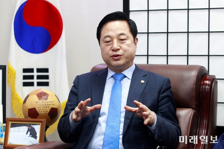 제21대 4.15 총선에서 더불어민주당 경남 '양산을' 국회의원 출마자인 김두관 더불어민주당 의원이 7일 오후 서울 여의도 국회의원회관 의원사무실에서 인터넷언론인연대 취재본부와 공동으로 인터뷰를 하고 있다./사진=장건섭 기자