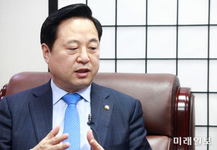 제21대 4.15 총선에서 더불어민주당 경남 '양산을' 국회의원 출마자인 김두관 더불어민주당 의원이 7일 오후 서울 여의도 국회의원회관 의원사무실에서 인터넷언론인연대 취재본부와 공동으로 인터뷰를 하고 있다./사진=장건섭 기자