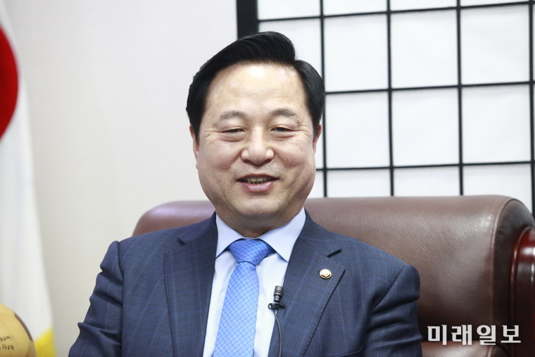 제21대 4.15 총선에서 더불어민주당 경남 '양산을' 국회의원 출마자인 김두관 더불어민주당 의원이 7일 오후 서울 여의도 국회의원회관 의원사무실에서 인터넷언론인연대 취재본부와 공동으로 인터뷰를 하고 있다./사진=장건섭 기자