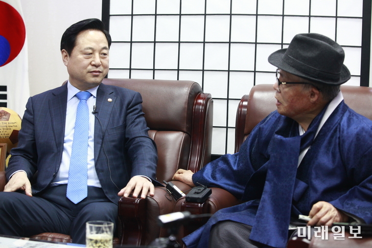 제21대 4.15 총선에서 더불어민주당 경남 '양산을' 국회의원 출마자인 김두관 더불어민주당 의원이 7일 오후 서울 여의도 국회의원회관 의원사무실에서 인터넷언론인연대 취재본부와 공동으로 인터뷰를 하고 있다./사진=장건섭 기자
