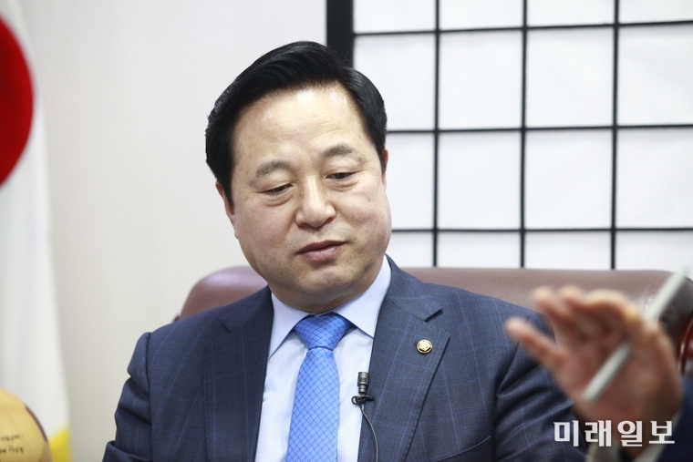 제21대 4.15 총선에서 더불어민주당 경남 '양산을' 국회의원 출마자인 김두관 더불어민주당 의원이 7일 오후 서울 여의도 국회의원회관 의원사무실에서 인터넷언론인연대 취재본부와 공동으로 인터뷰를 하고 있다./사진=장건섭 기자