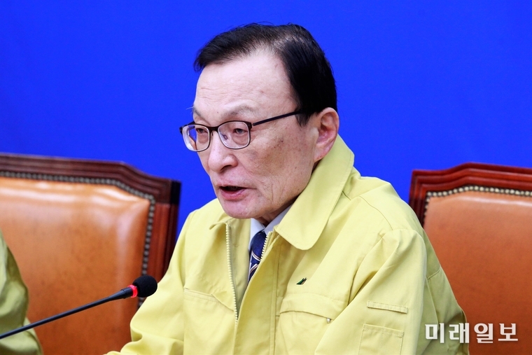 이해찬 더불어민주당 대표가 10일 오전 서울 여의도 국회에서 열린 최고위원회의에서 발언하고 있다./사진=장건섭 기자