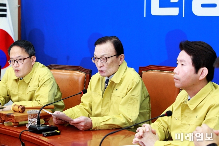 이해찬 더불어민주당 대표(가운데)가 10일 오전 서울 여의도 국회에서 열린 최고위원회의에서 발언하고 있다./사진=장건섭 기자