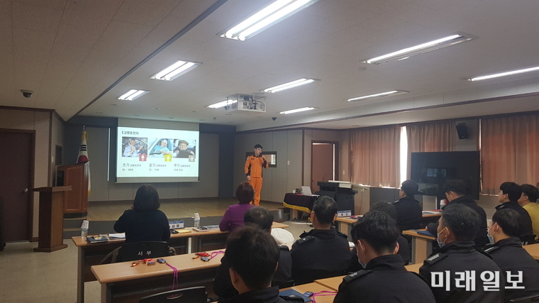 문용현 소방교가 대처하자 교통안전, 어르신의 안전한 운전을 위한 배려라는 주제로 예행 강의를 하고 있다. / 사진=광주시 제공