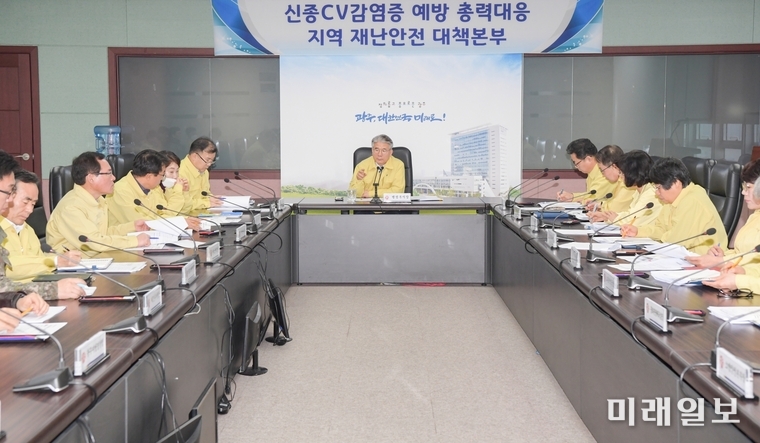 정종제 광주광역시 행정부시장이 12일 오전 시청 17층 재난상황실에서 신종 코로나바이러스 감염증 대응 중앙사고수습본부 회의에 참석한 후 관계관들에게 시민들이 불안해하지 않도록 코로나바이러스 예방과 확산 방지에 철저한 대응을 당부했다./사진=광주시 제공