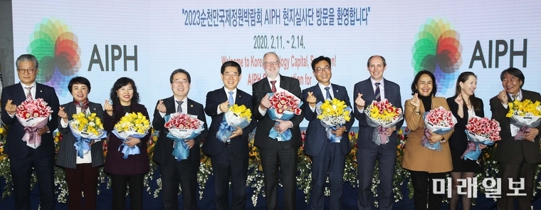 김영록 전라남도지사와 허석 순처시장이 12일 오후 순천만국제정원센터에서 2023 순천만국제정원박람회 개최지 선정을 위한 국제원예생산자협회(AIPH) 임원단 현지실사 보고회에서 버나드 오스트롬 회장(가운데)을 비롯해 임원단과 기념촬영을 하고 있다. 김 지사는 순천이 개최지로 선정될 수 있도록 적극 협조를 요청했다. / 사진=전남도 제공