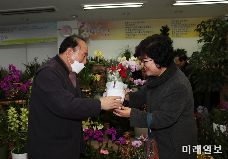 장휘국 광주시교육감ㅁ이 코로나19로 위축된 지역공동체 회복에 힘쓰고자 각종 행사 취소로 직격탄을 맞은 화훼업계 돕기운동을 펼치고 있다. / 사진=광주시교육청 제공