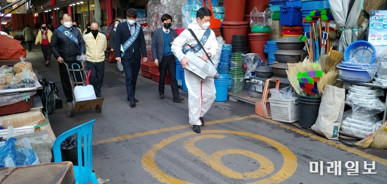 MG광주새마을금고가 14일 오전 8시부터 양동시장 내 코로나19 확산 방지를 위한 자체 방역 봉사활동을 실시했다. / 사진=서구 제공